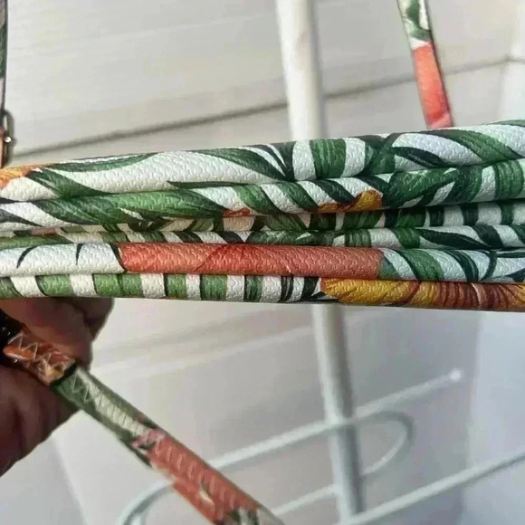 Jen and Co Crossbody Bag with matching wallet and phone wallet - Picture 4 of 16